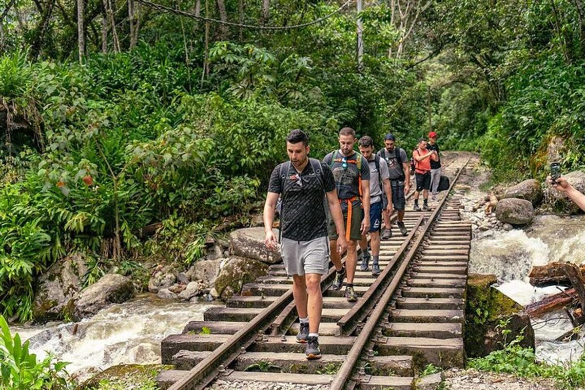 sekelompok orang berjalan di rel kereta api