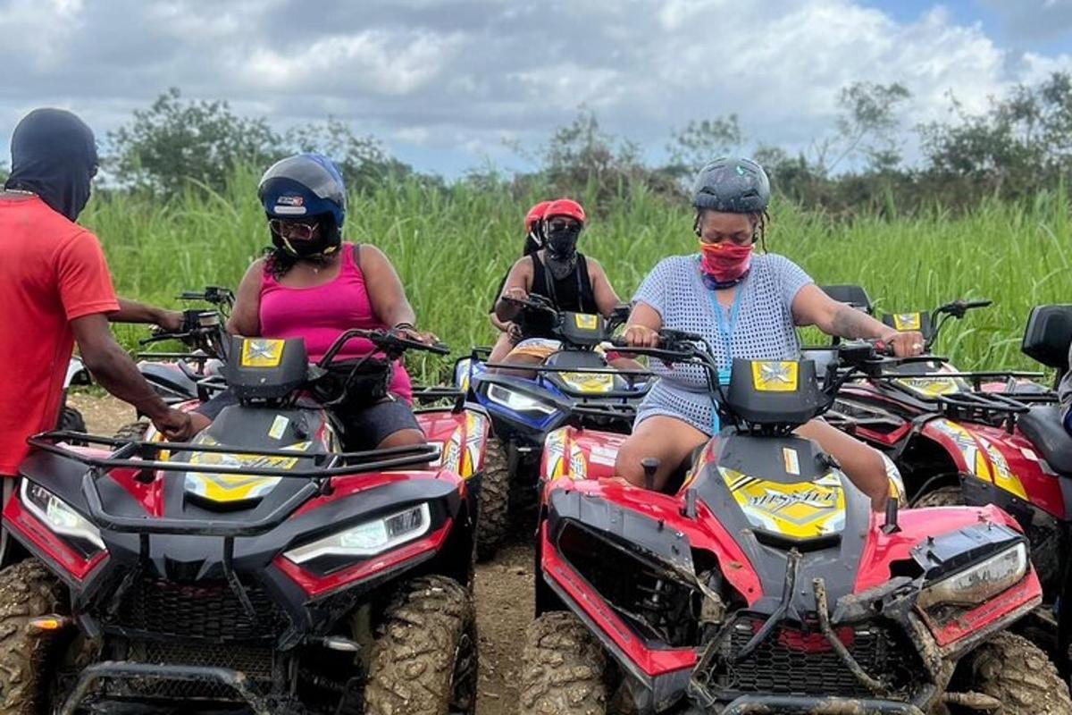 un gruppo di persone che guidano quad in un campo