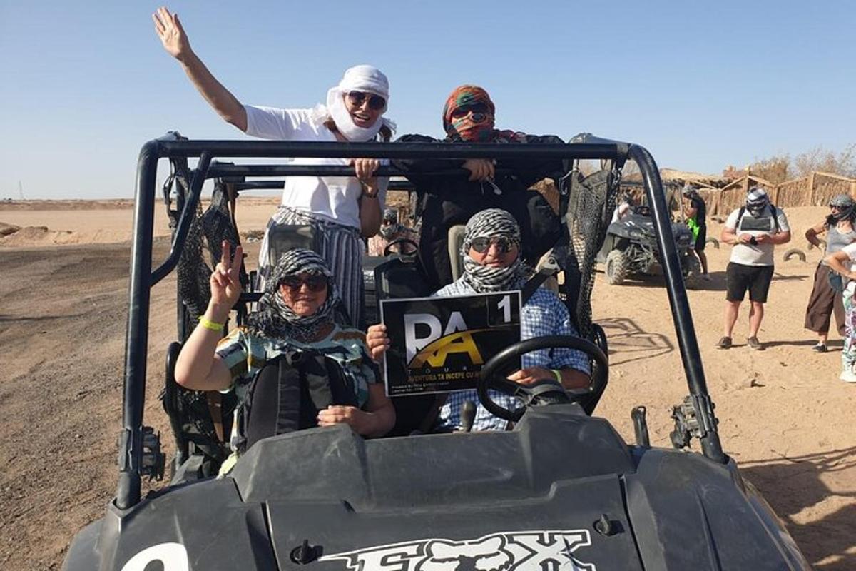 eine Gruppe von Menschen, die auf der Rückseite eines Quads stehen