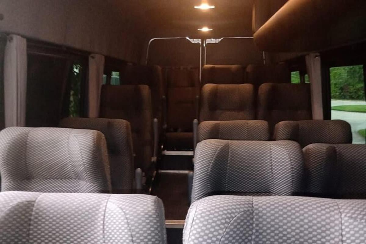 un vagon de tren gol cu scaune goale în el