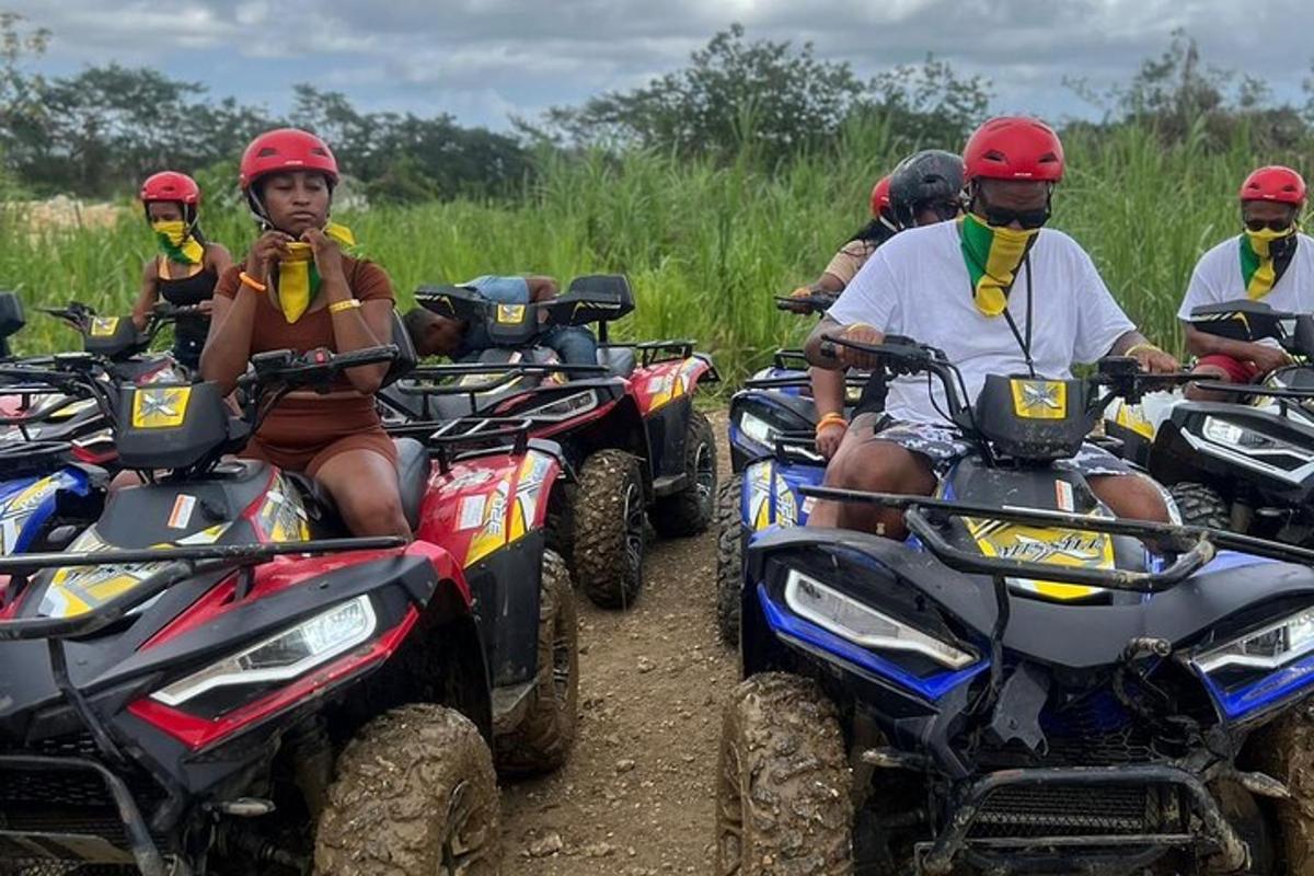 un gruppo di persone che guidano quad su una strada sterrata