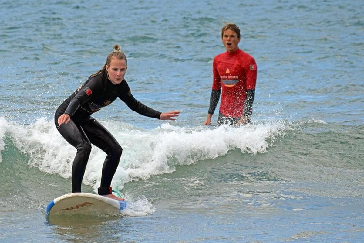 dva lidé jedou na vlnách na surfových prknech v oceánu