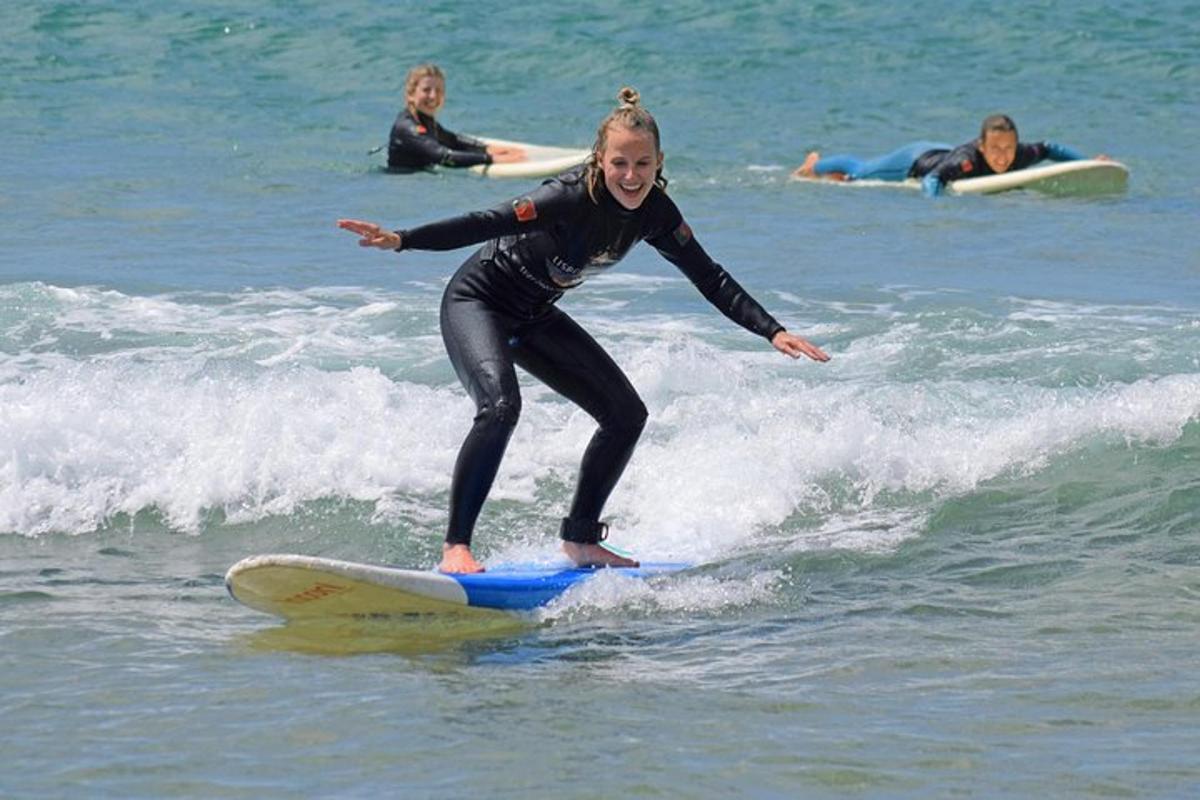 žena jedoucí na vlně na surfovém prkně v oceánu