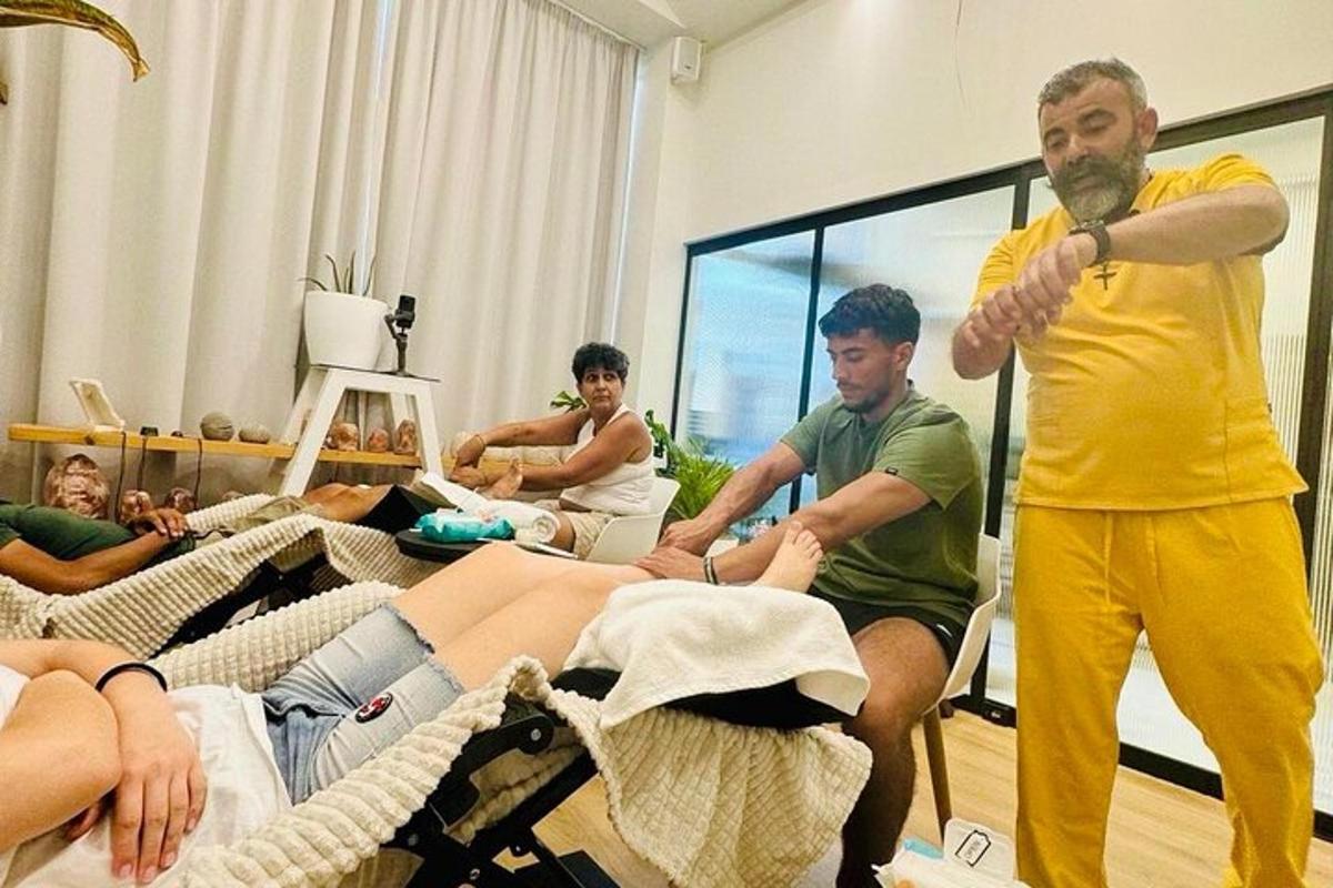 μια ομάδα ανθρώπων που κάθονται σε ένα σαλόνι