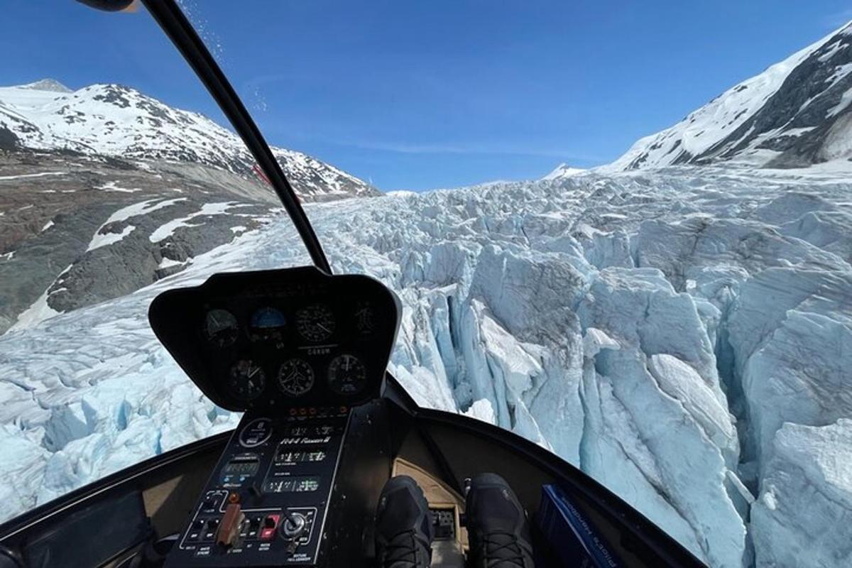 pogled na ledenik iz notranjosti helikopterja