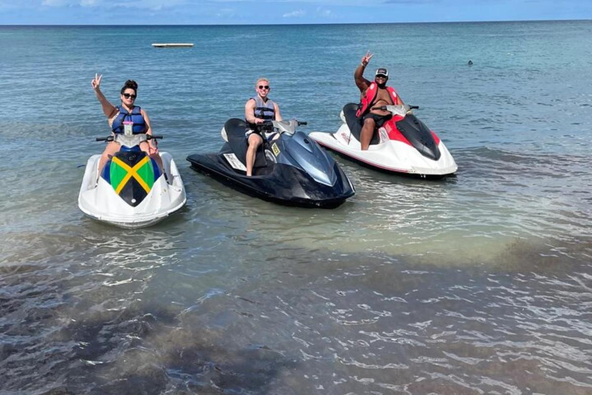 tre persone stanno viaggiando su barche in acqua