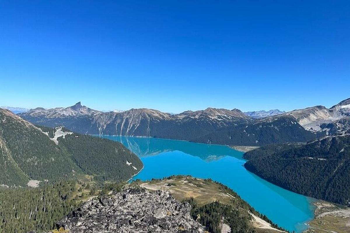 zračni pogled na modro jezero v gorah