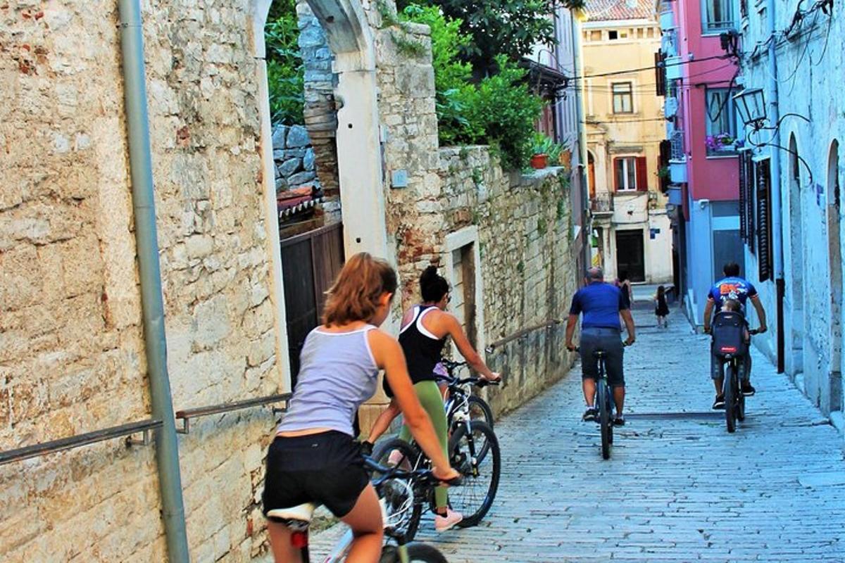 um grupo de pessoas andando de bicicleta por uma rua