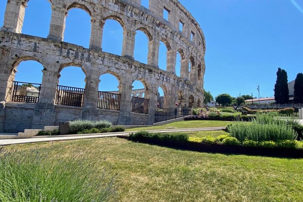 um grande edifício com arcos em um parque
