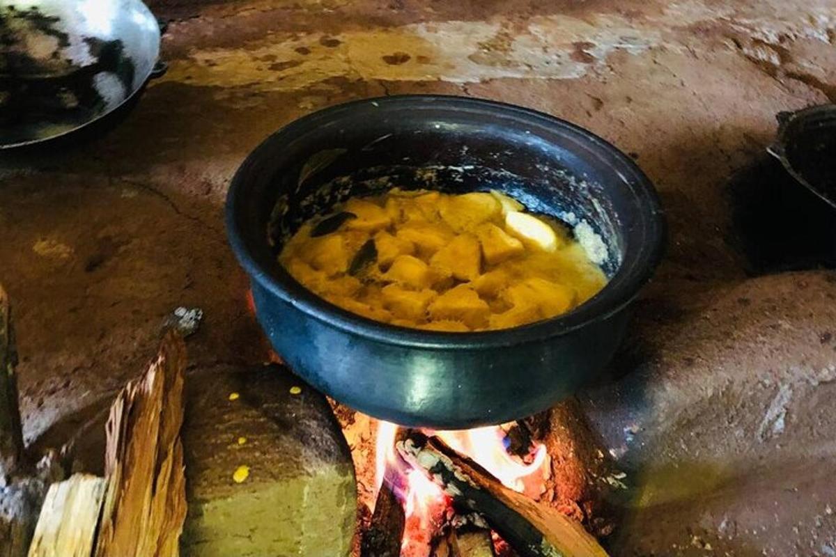 un bol de menjar a sobre d'un foc