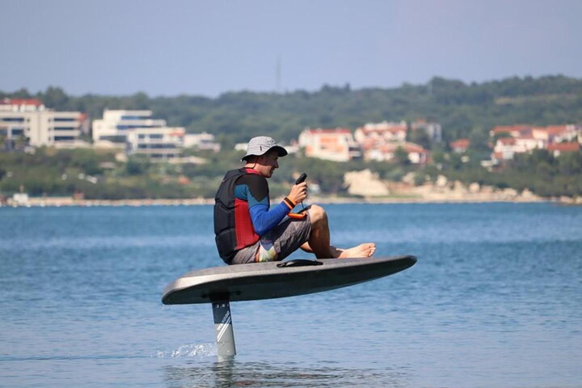 un uomo seduto su una tavola da paddle in acqua