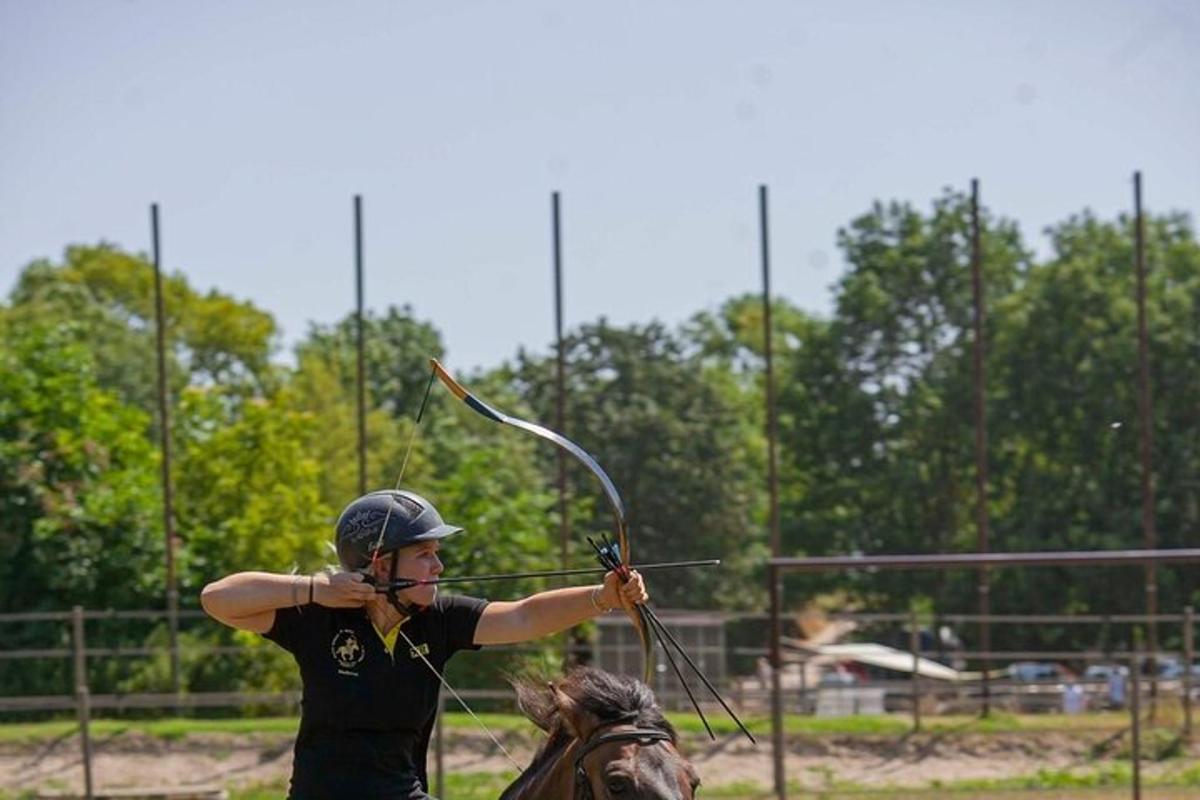 一名女子骑在马上，手持弓箭