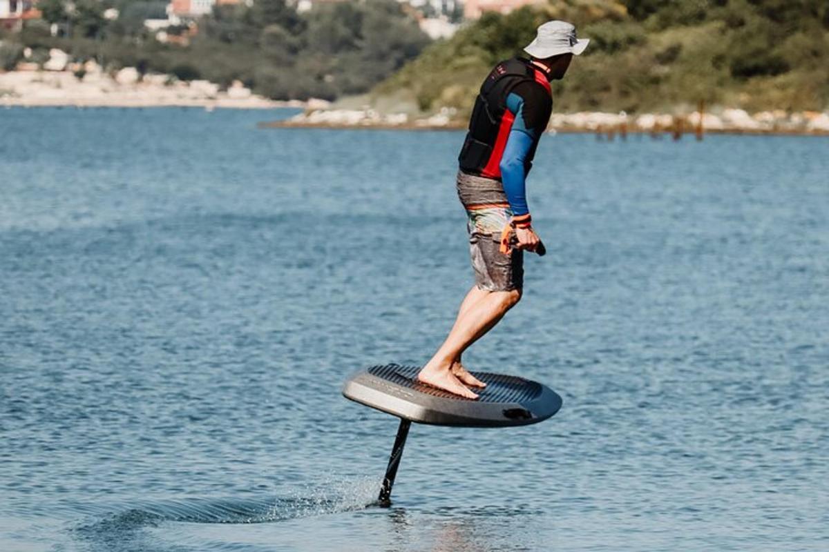 un uomo in piedi su una tavola da stand up paddle in acqua