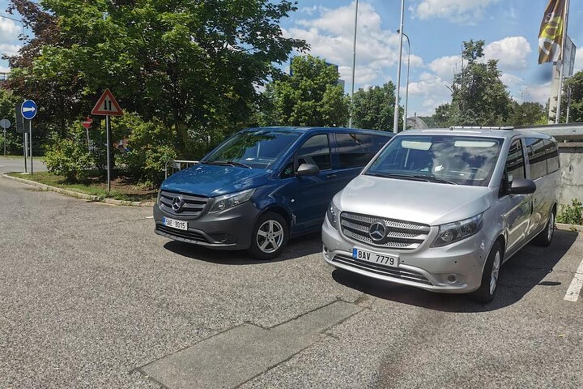 dvě auta zaparkovaná vedle sebe na parkovišti