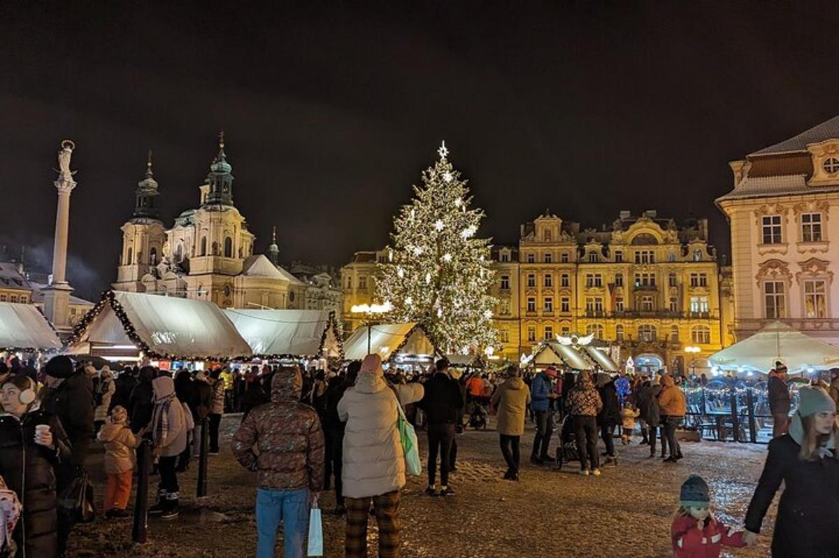 dav lidí stojících kolem vánočního stromku