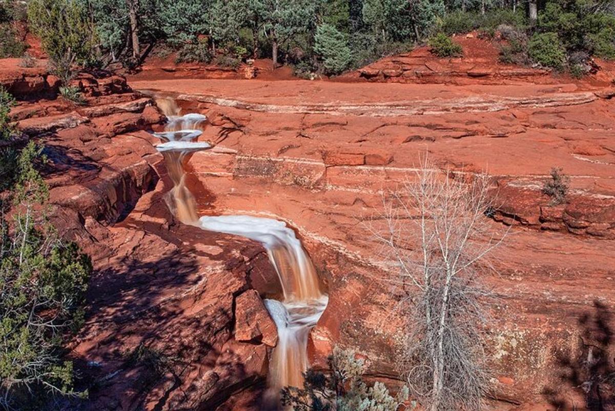 una cascata sul lato di un canyon