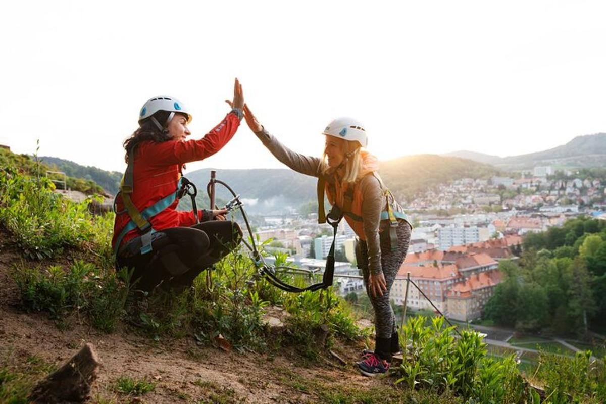 Dos mujeres de pie en la cima de una colina