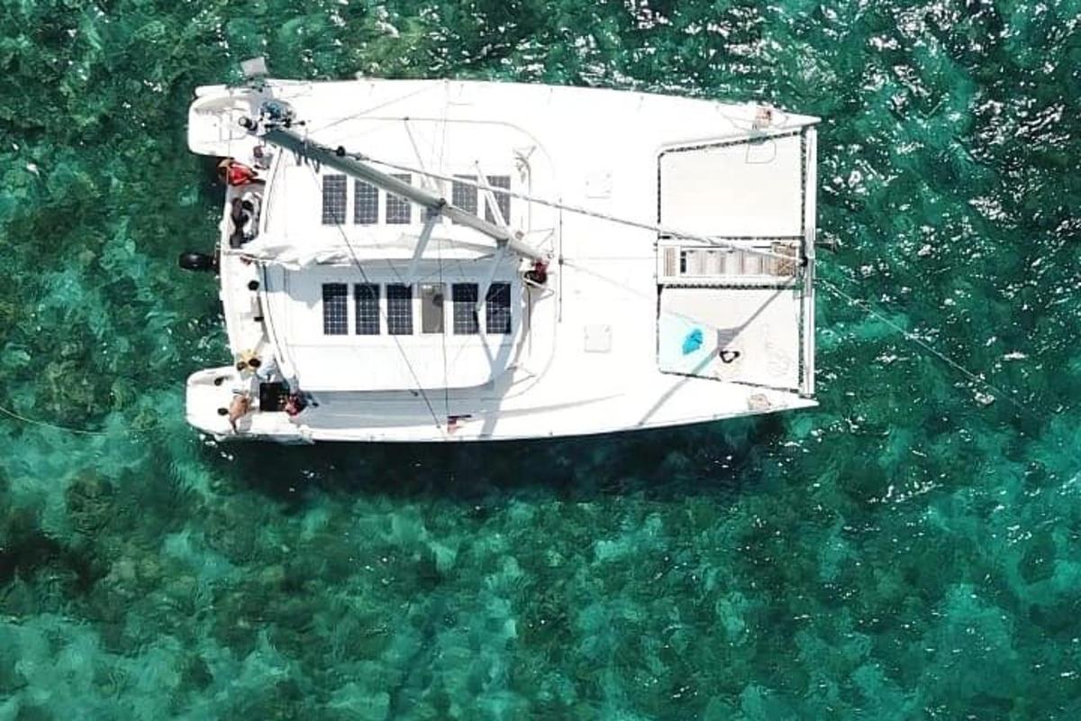 un vaixell blanc flotant a l'aigua