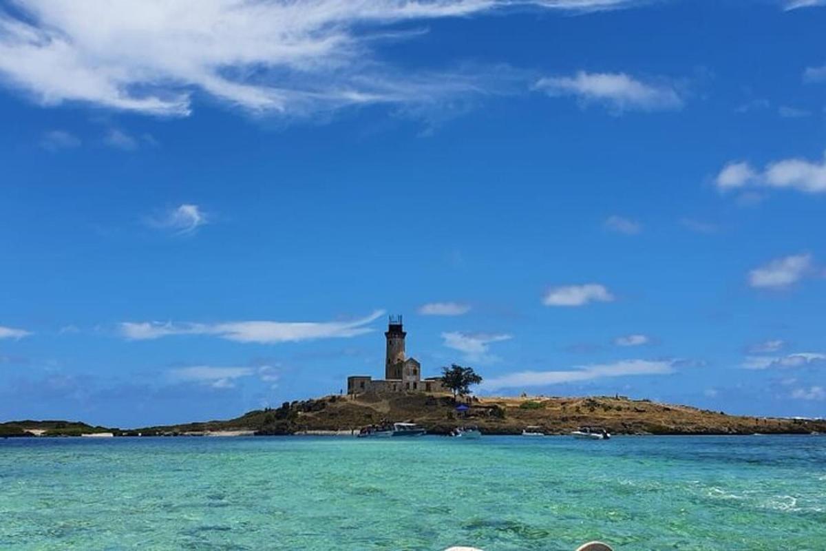 un far en una illa a l'oceà