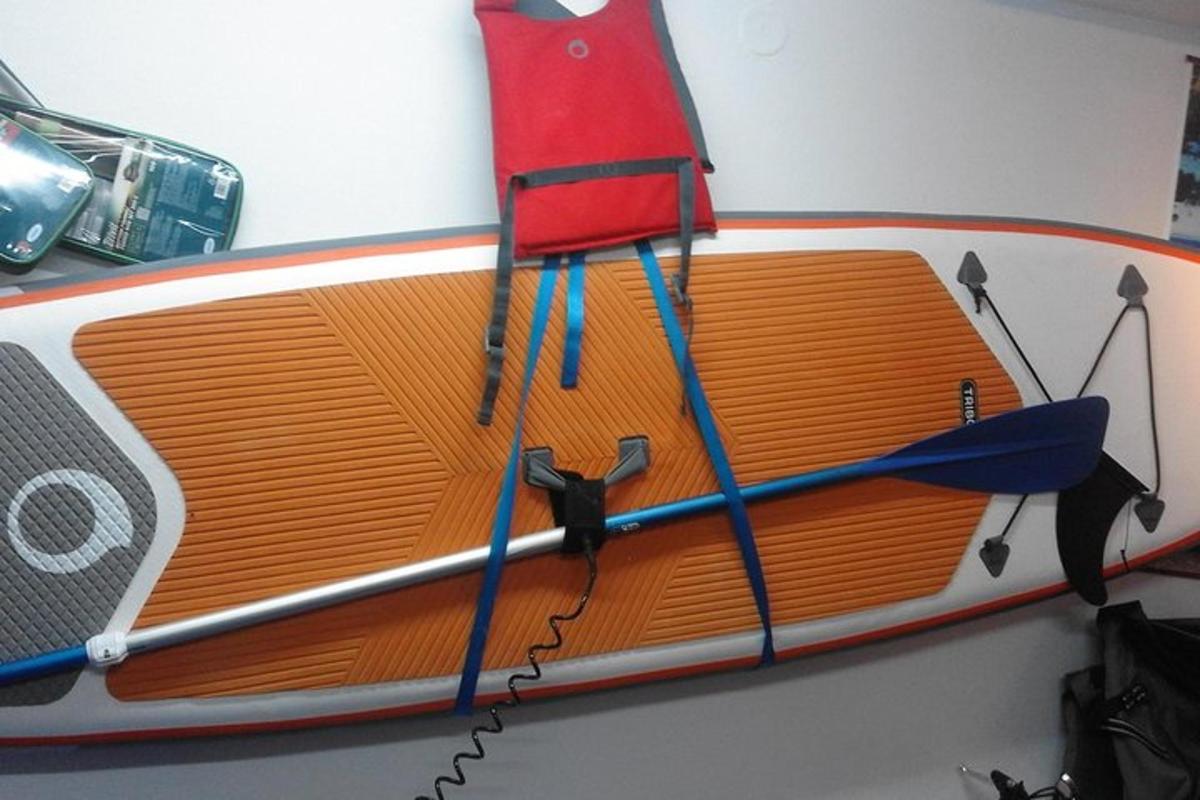 ein Surfbrett mit einem roten Stuhl darauf