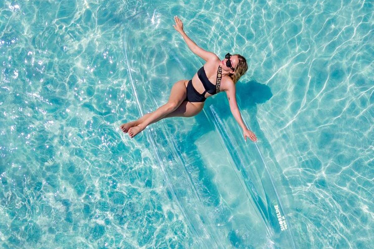 una donna in bikini è in piscina