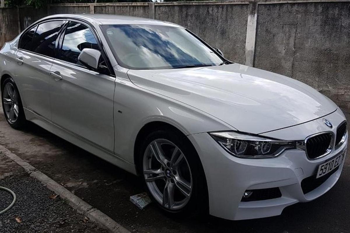 um carro branco estacionado em um estacionamento