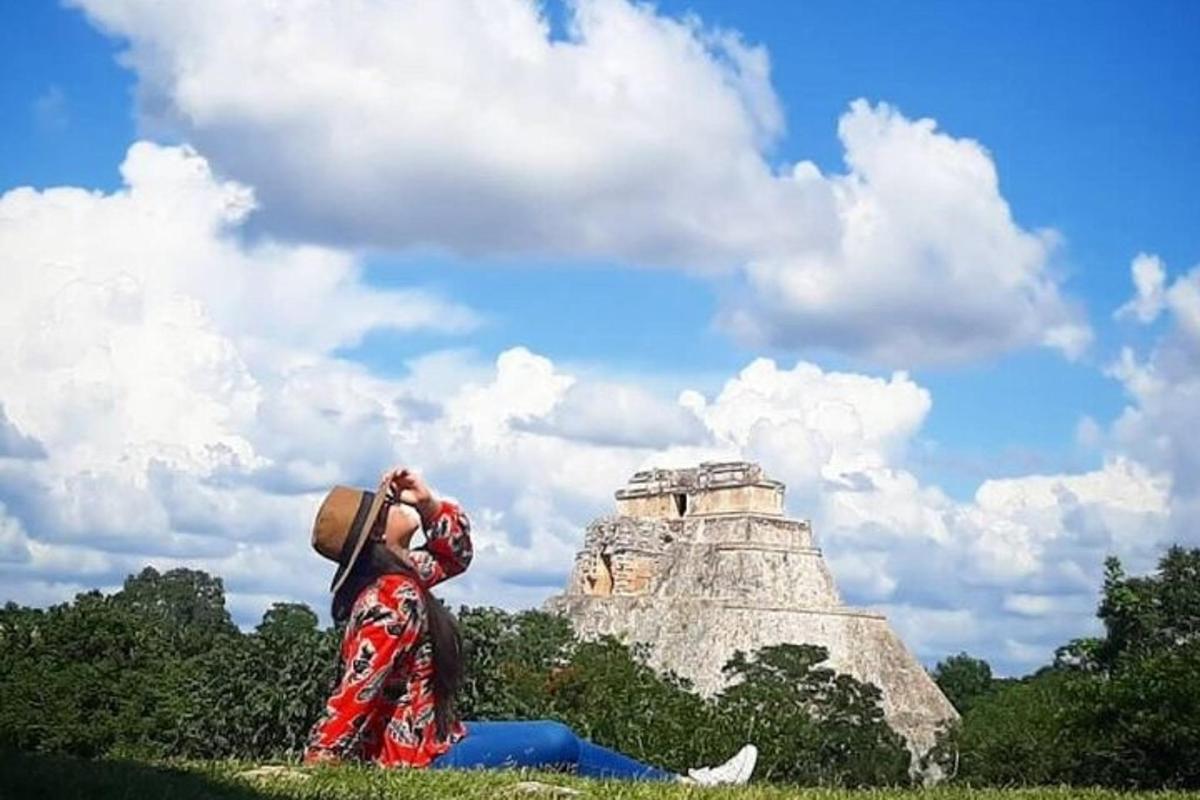 ένα άτομο κοιτάζει ψηλά σε έναν σχηματισμό βράχου