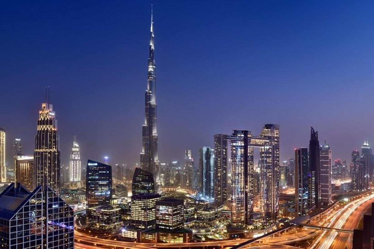 Un horizonte de ciudad por la noche con un edificio alto