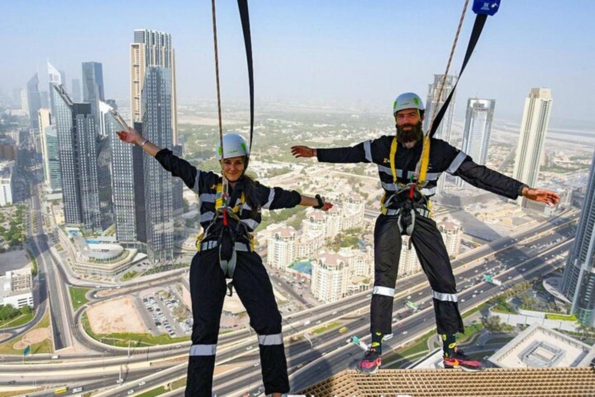 dua orang di garis zip di atas bandar