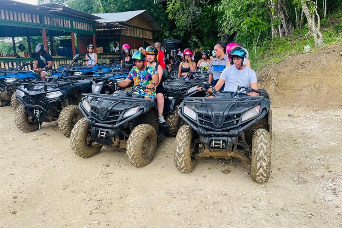 grupp inimesi istub ATV-del poris