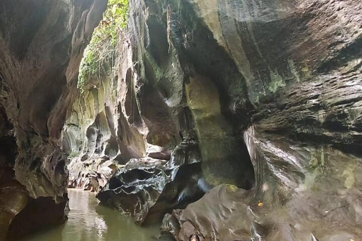 Blick auf eine Höhle mit Wasser und Felsen