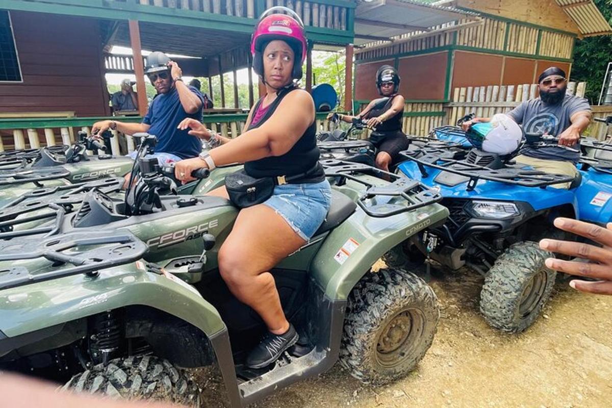 sekumpulan orang yang duduk di atv