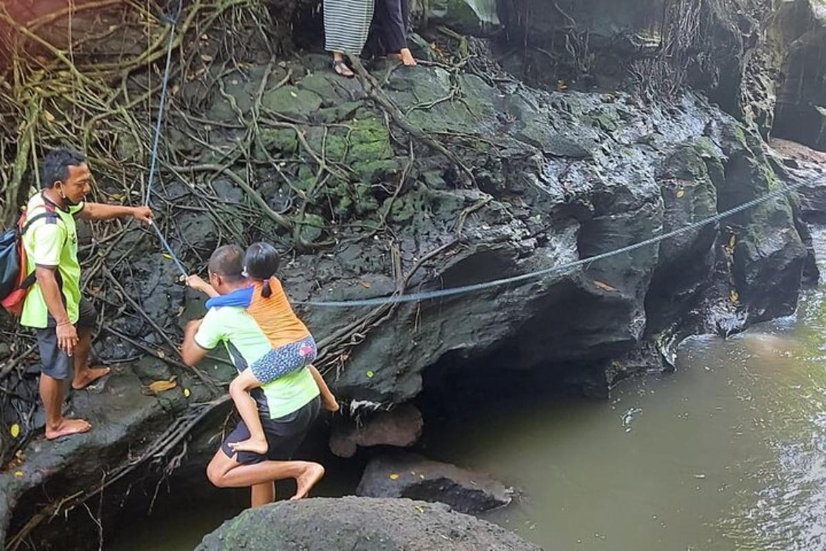 eine Gruppe von Menschen auf einem Seil über einem Fluss