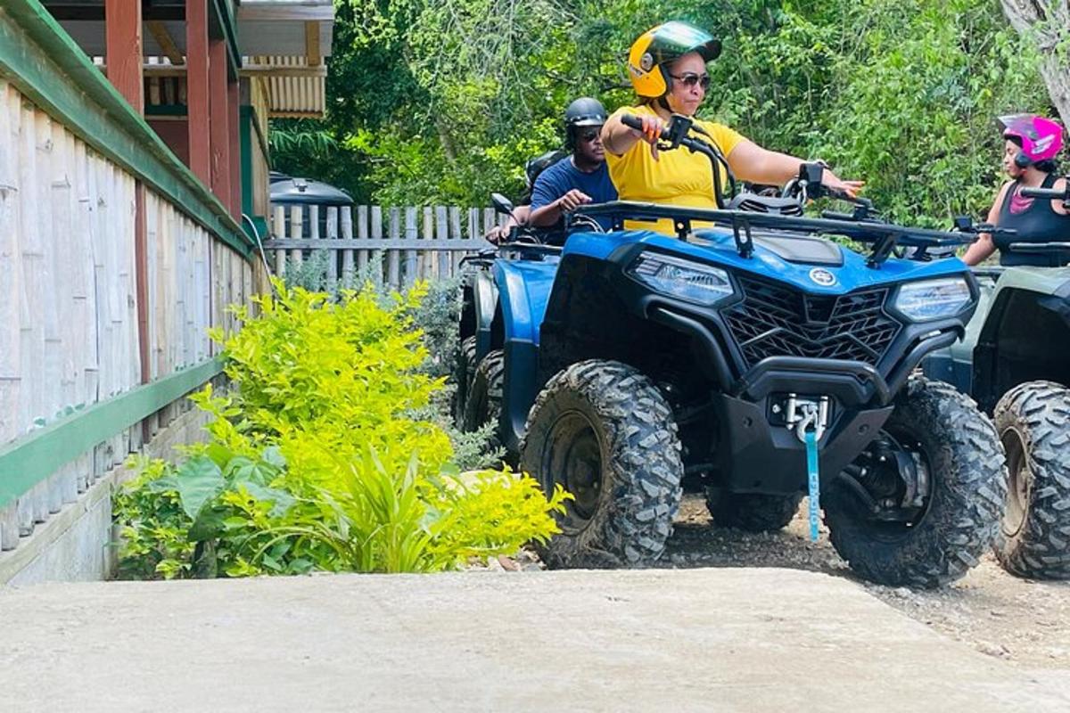 grupp inimesi, kes sõidavad ATV-dega teel