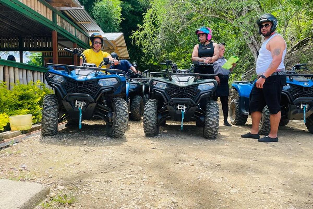 Kolm inimest seisavad nelja ATV kõrval