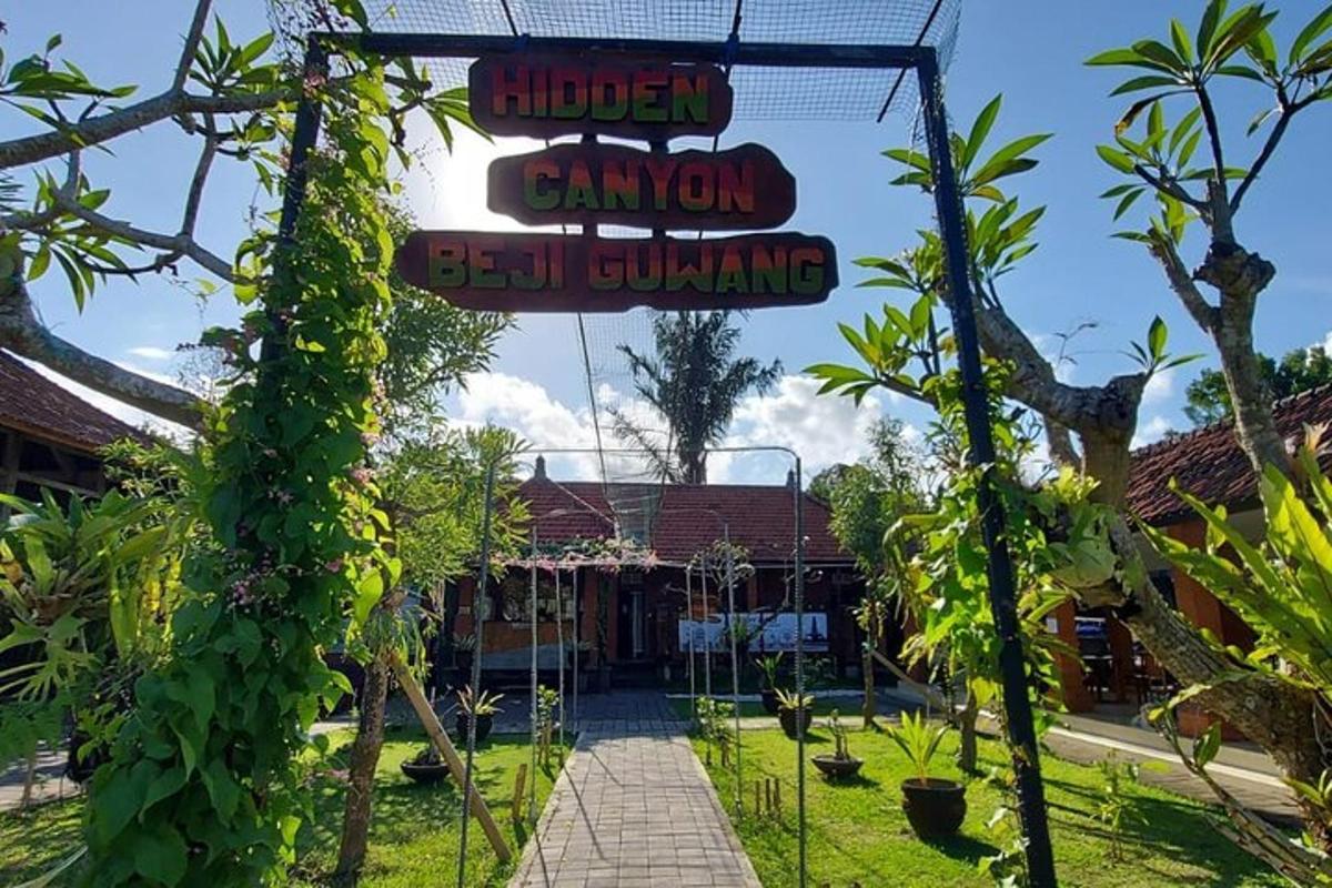 znak restauracji w ogrodzie