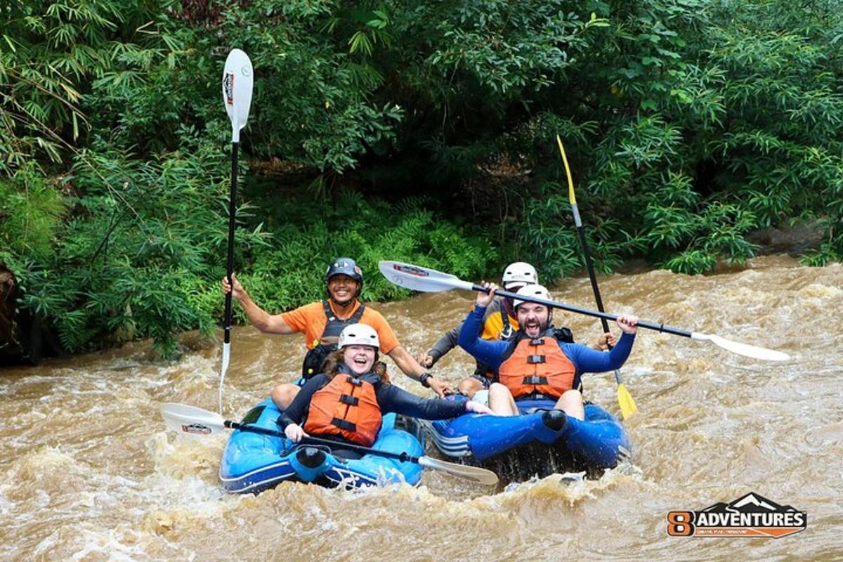 un grup de oameni care fac rafting pe un râu
