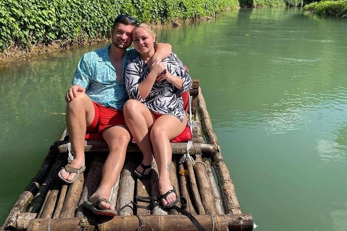 um homem e uma mulher sentados em uma jangada na água