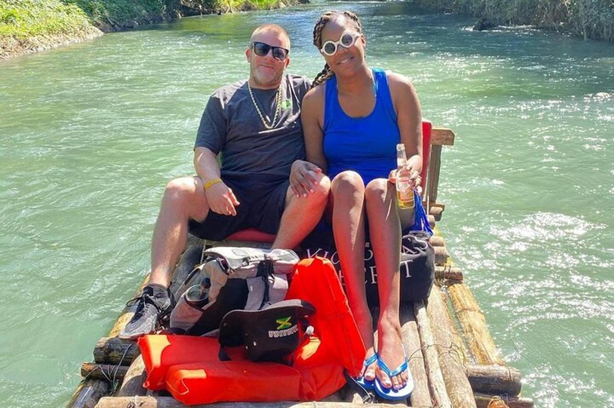 um homem e uma mulher sentados em uma jangada em um rio