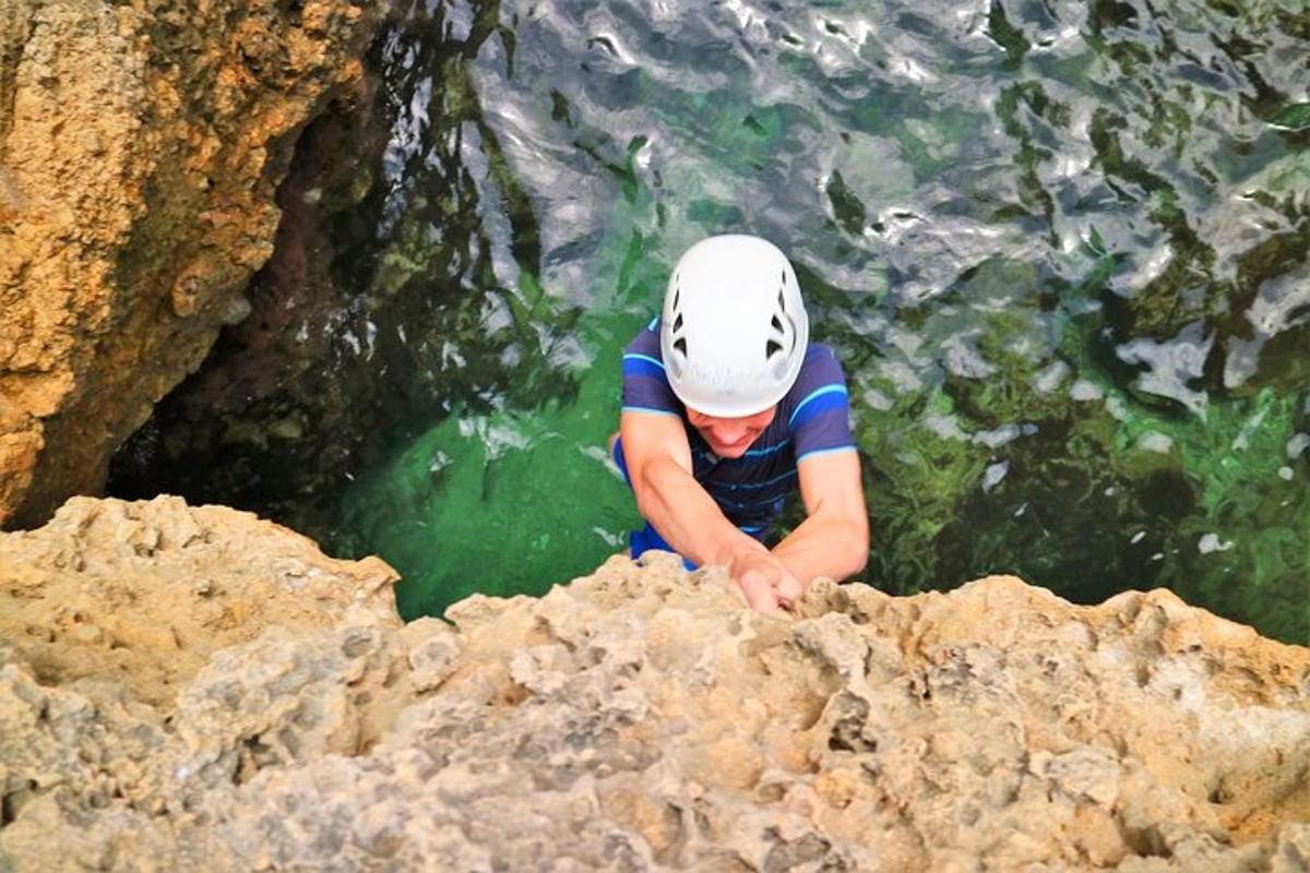 un hombre en el agua en una cueva