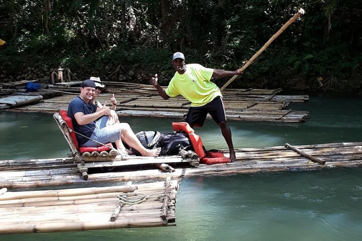 dois homens estão em pé em uma jangada na água
