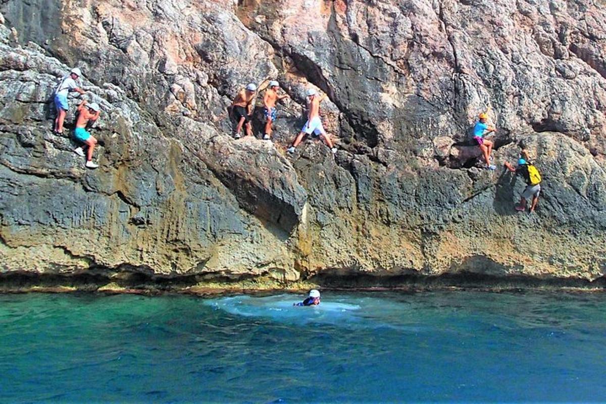 Un grupo de personas saltando de un acantilado al agua.