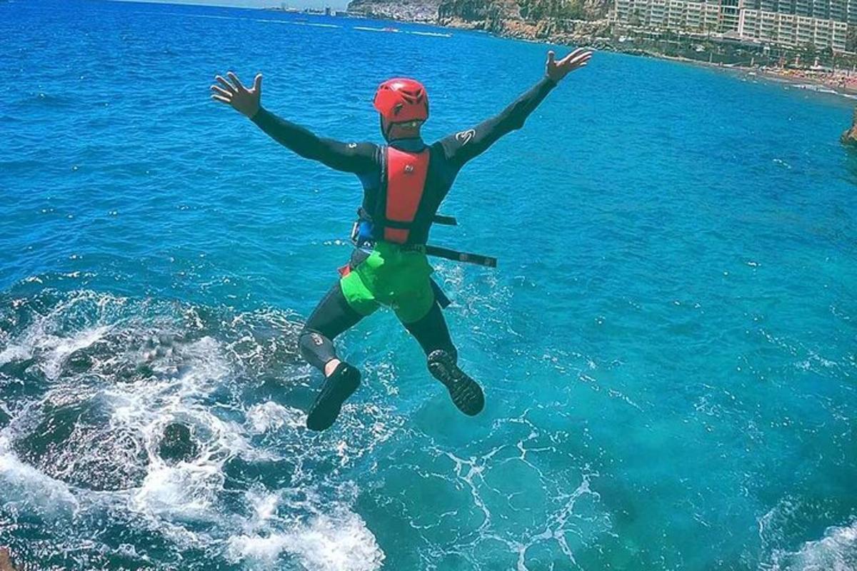 moški skače v vodo v oceanu