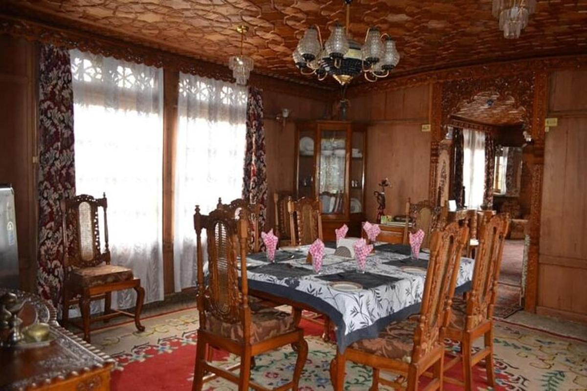 jídelna se stolem a růžovými ubrousky