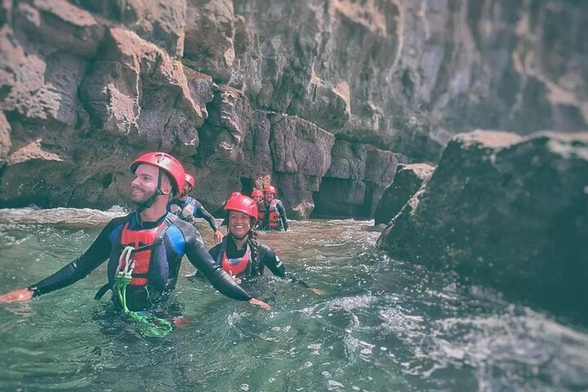 група людей у воді в річці