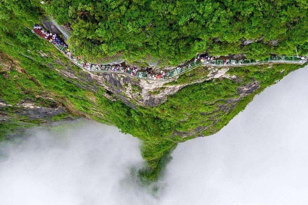 sekumpulan orang berdiri di sisi gunung