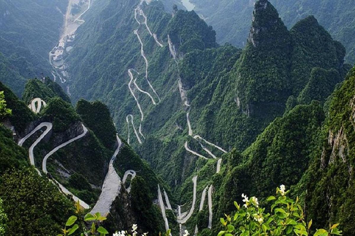 jalan berliku di tepi gunung