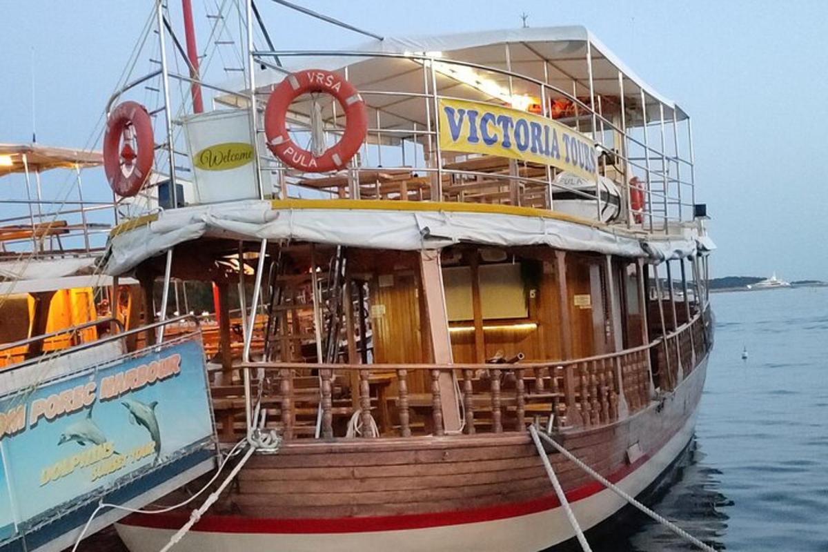 una grande barca in acqua con un salvagente