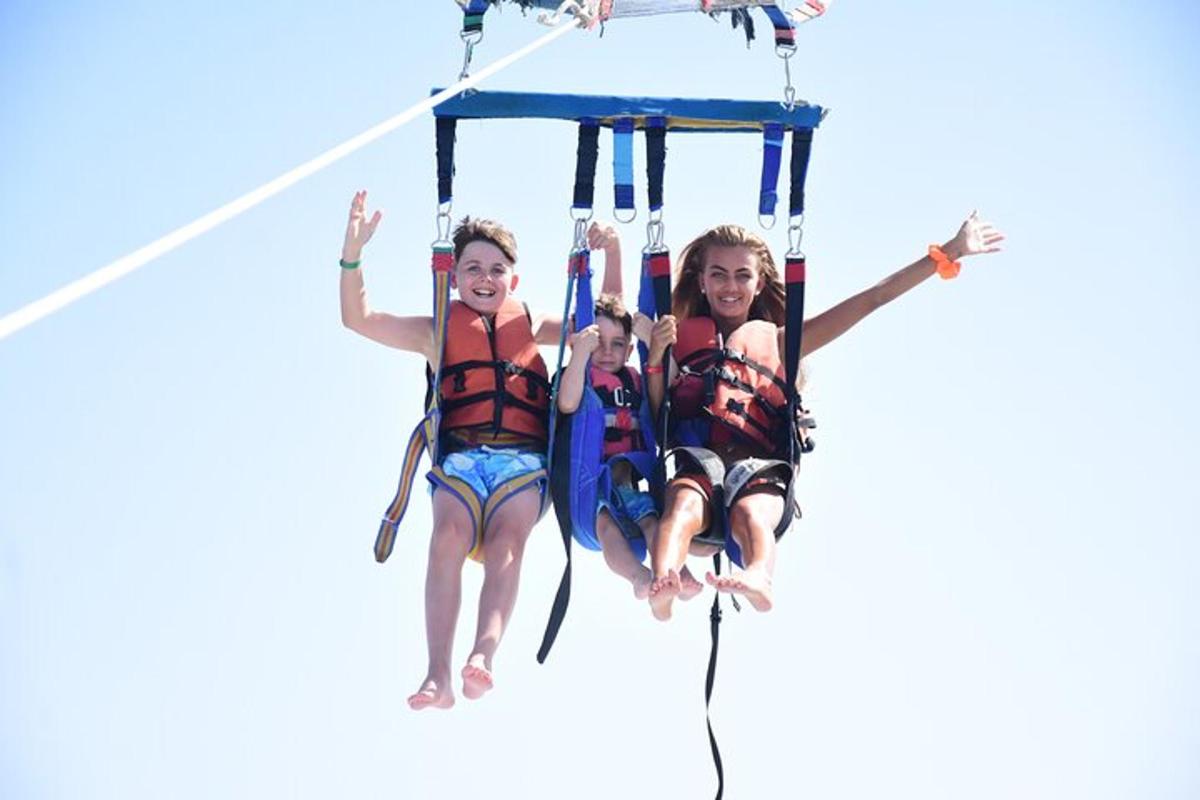 tři děti na zip line v zábavním parku