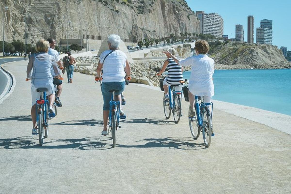 un gruppo di persone in bicicletta sulla spiaggia